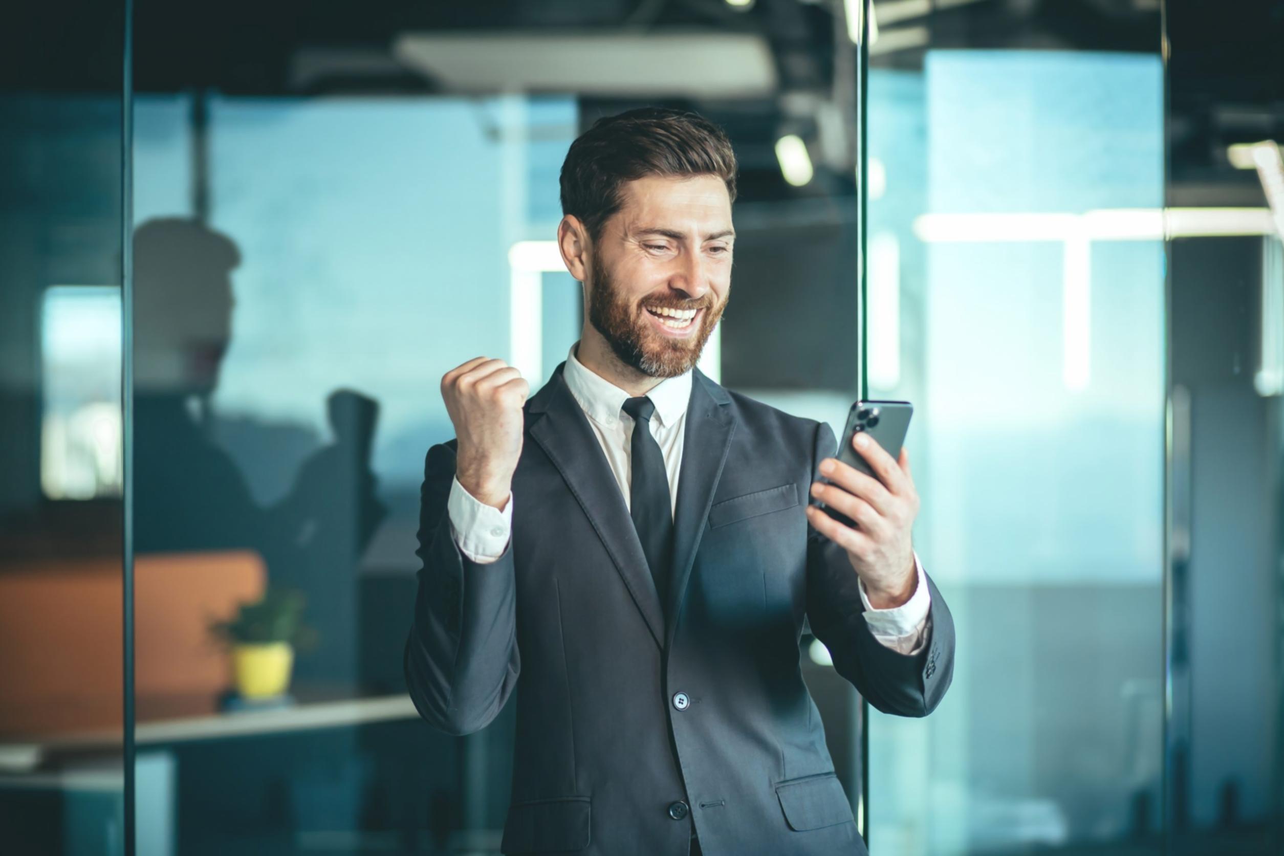 Estudiante participando en sesión online interactiva